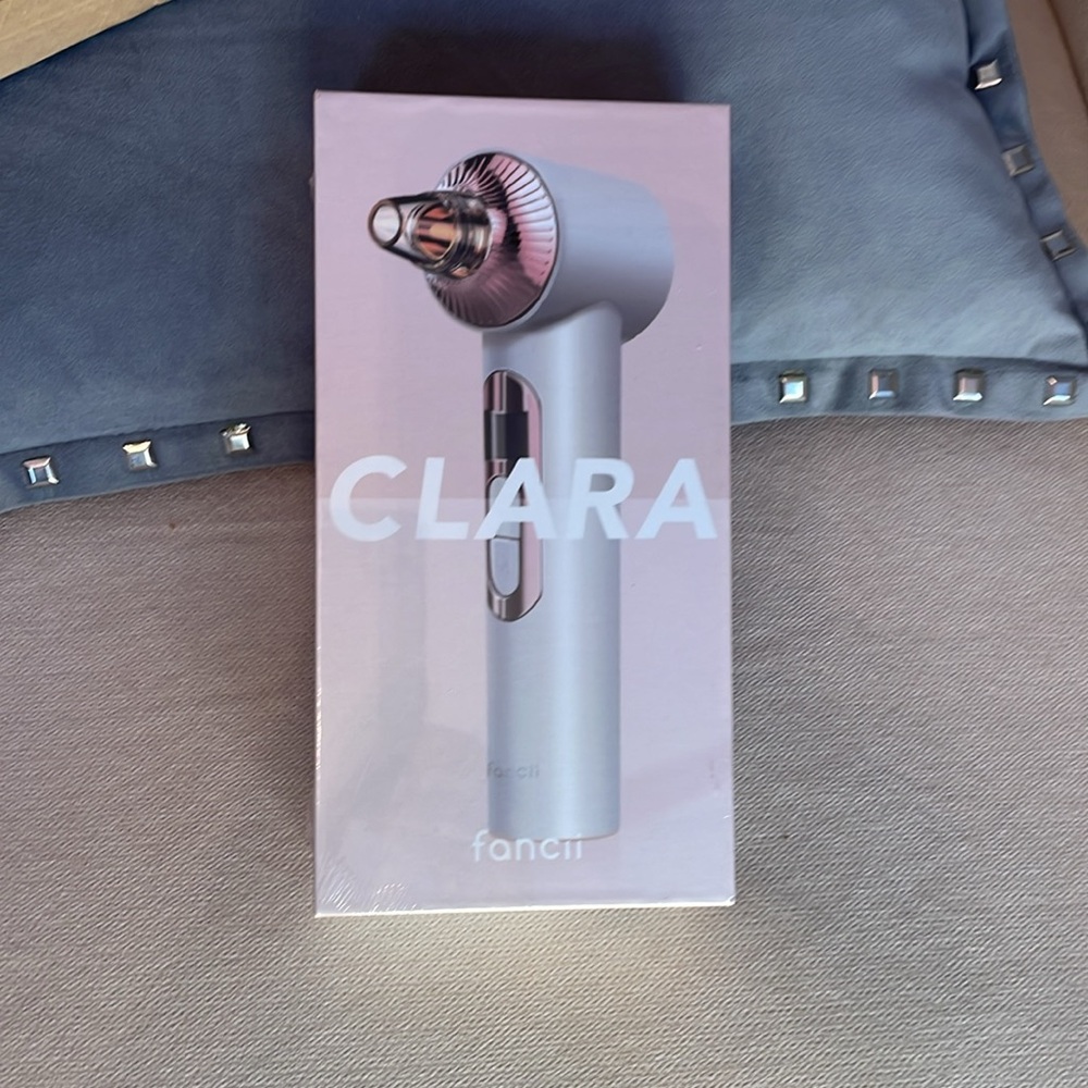 Fancii Clara 4-in-1 microdermabrasion and pore extractor